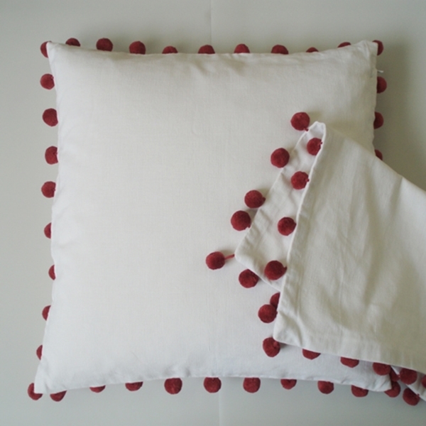 Bild von Kissen uni weiss, 40x40 mit Pompon rot