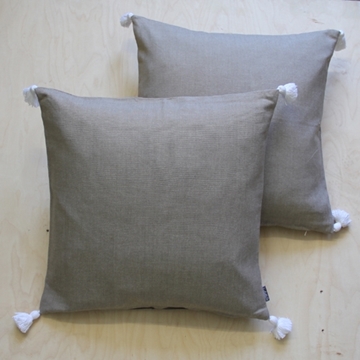 Bild von Kissen beige uni mit 4 kleinen Quasten weiss